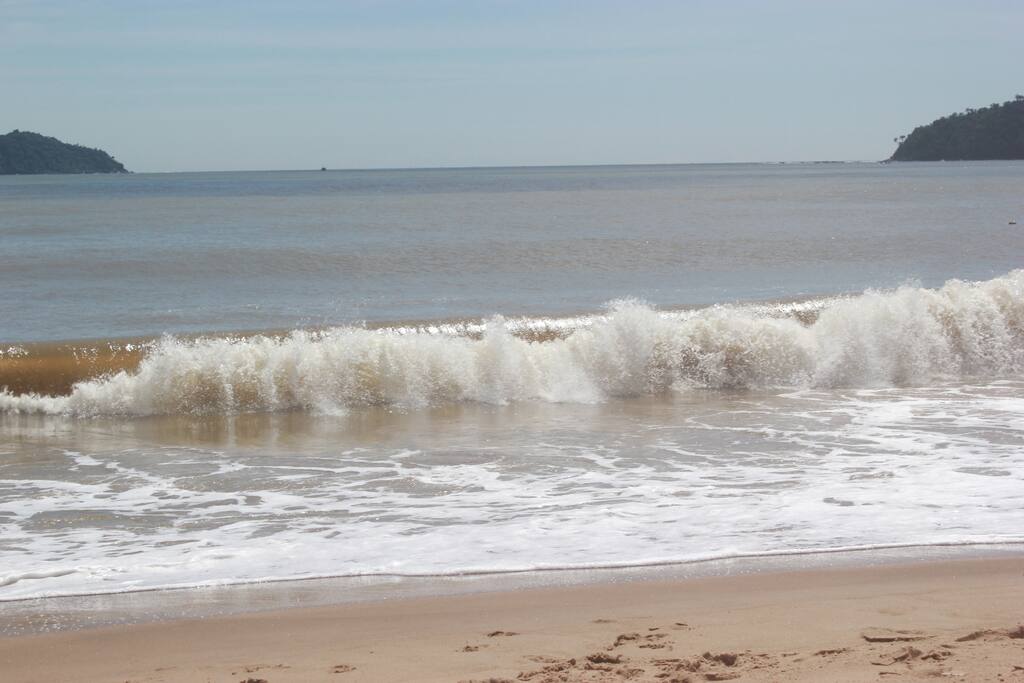 Em frente à praia.