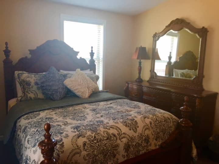 Dhoma e gjumit 5- Mbretëresha, dhoma e gjumit gjithashtu ka një krevat trundle me dy krevate dyshe.