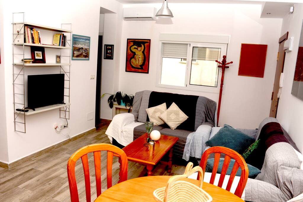 Amplio salón con dos camas