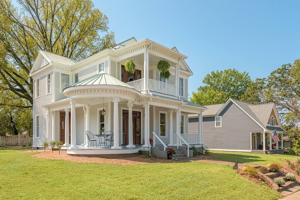 Located in the historic Highland Park neighborhood, you'll find yourself surrounded with a vibrant mix of young families, artists, craftsmen, academics, downtown employees and everything in between.