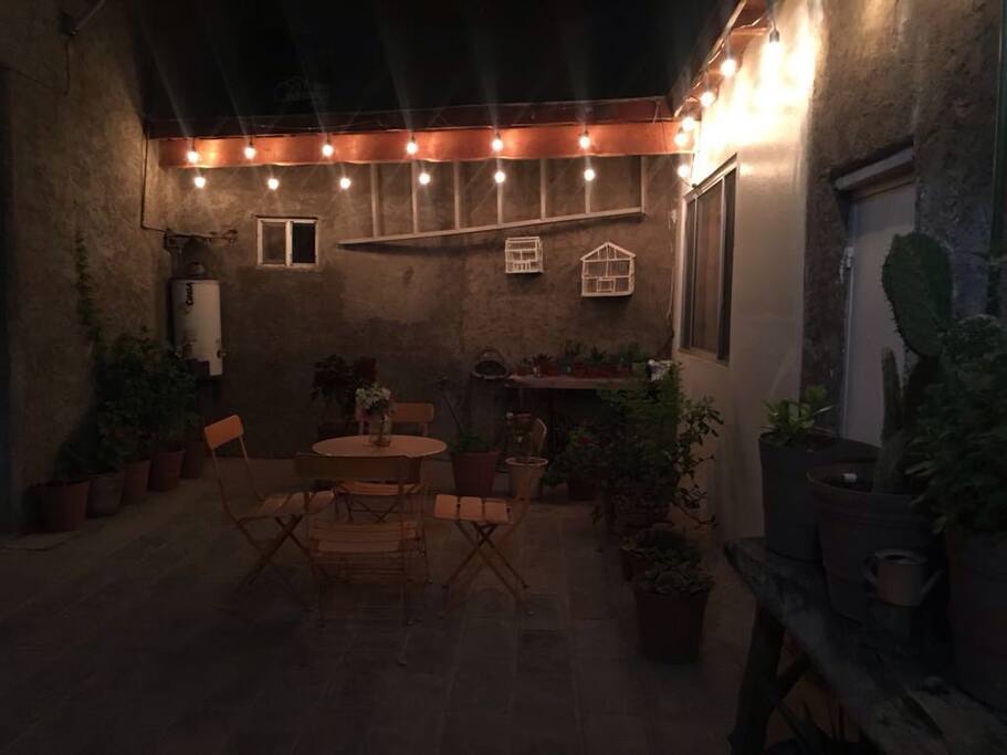 De noche bastante y preciosa iluminación.