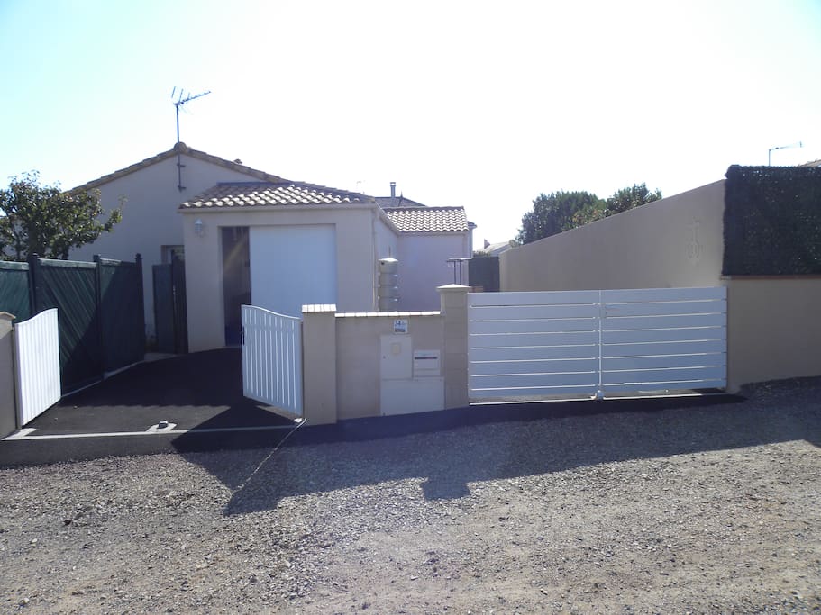Les 2 entrées de la propriété parking 2 voitures