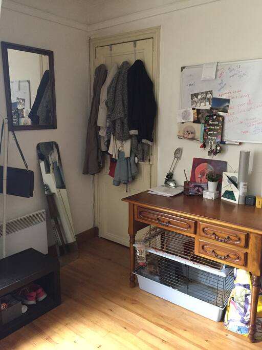 L'entrée à la chambre avec le bureau / The entry next to the desk