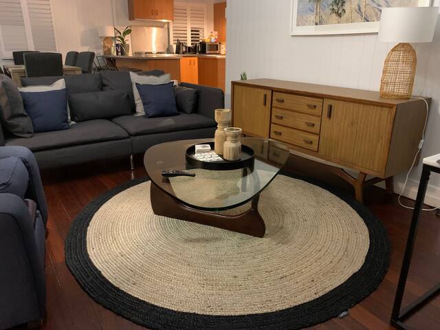 Charming 1920 4Br freestanding Plantation Qldr. gallery image 5