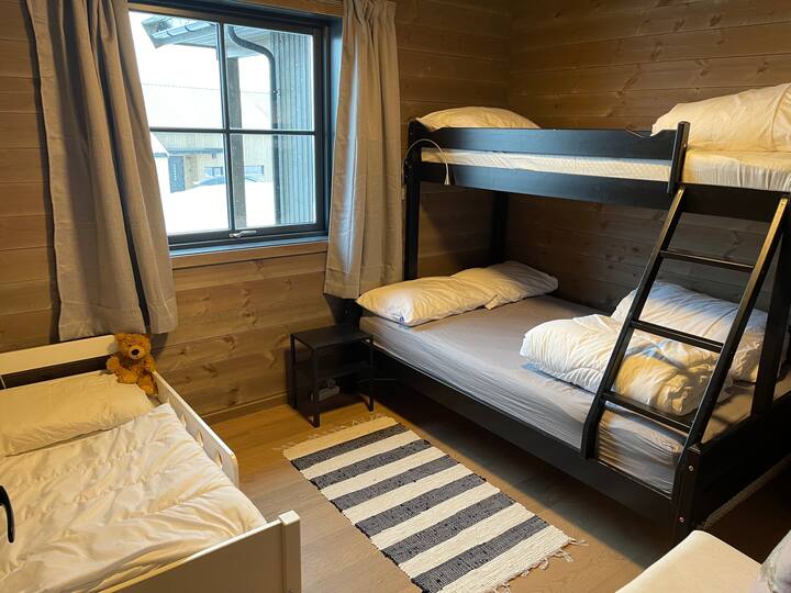 غرف النوم 2:  9 متر مربع.
سرير عائلي بطابقين: بطابقين علوي 75 سم *200، بطابقين سفلي 120 سم *200.
سرير صغير 70 سم *140