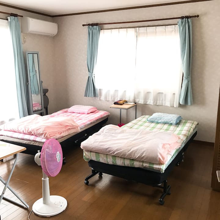 Bedroom: Western-style room 8 tatami mats (16 square meters).There is a closet in the next room.
There is a dedicated TV (Digi-BS).(Summer Specifications)
Bedroom: Western-style room with 8 tatami mats (16 square meters). 
Closet in the next room.
There is a dedicated TV (terrestrial digital / BS).
(Summer specification)