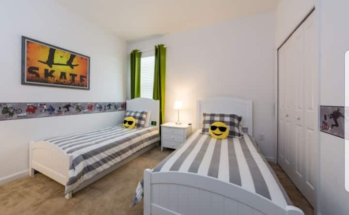 单人房2- 2张单人床-带衣柜和电视机-其中一张床下有额外的床垫