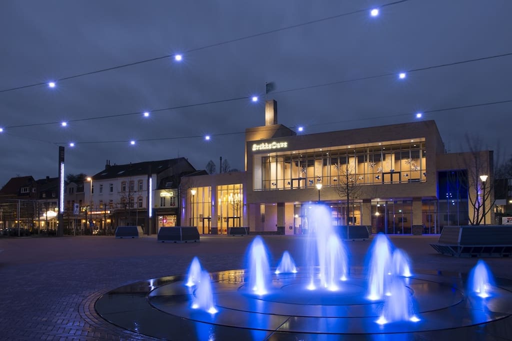 BRUNSSUM BY NIGHT
5 min wandelafstand
Restaurantboulevard met water-en lichtspel
5 min walk distance
Restaurants boulevard and square with water en lighting