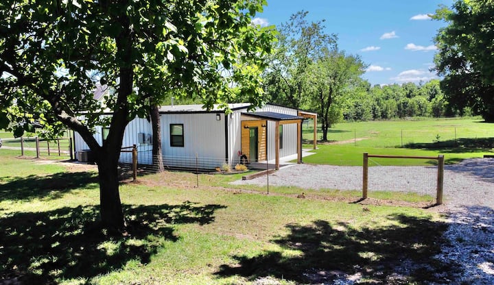 The Scissortail Farmhouse on LAND with HOT TUB!