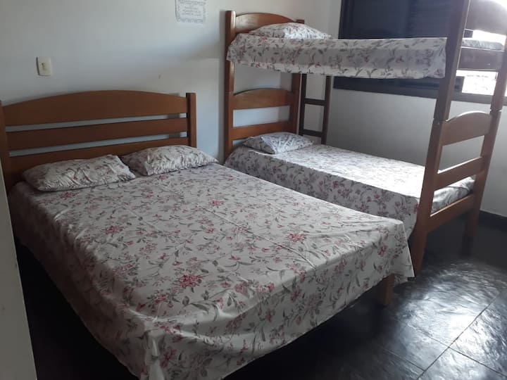 El cuarto 3, junto con la habitación 4. Cerrar la puerta del baño compartido, se convierte en una suite. Junto a la cama doble está el armario abierto. 