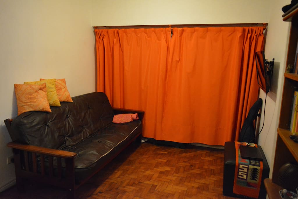 Vista del salón comedor con el sillón que puede funcionar como una tercer cama
