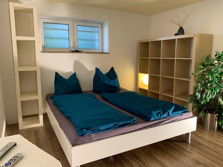 Spálňa s televízorom. K dispozícii je detská postieľka. 