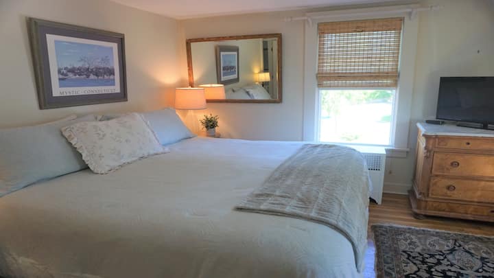 Segundo piso Cuarto dormitorio con cama tamaño king con armarios dobles y TV.