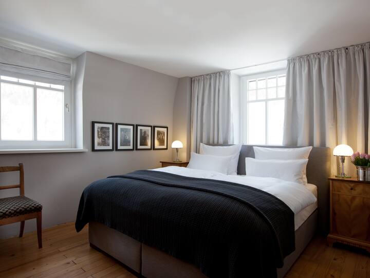 Luxuriöses Boxspringbett, federleichte Gänsedaunendecken und feiner Zwirn