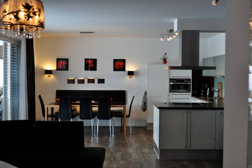Woonkamer met open eetkeuken