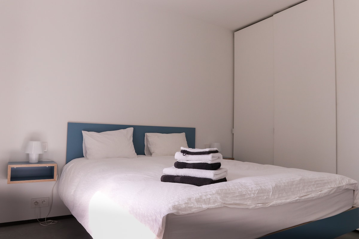 חדר שינה 1 עם מיטה זוגית וכניסה ישירה לגינה...