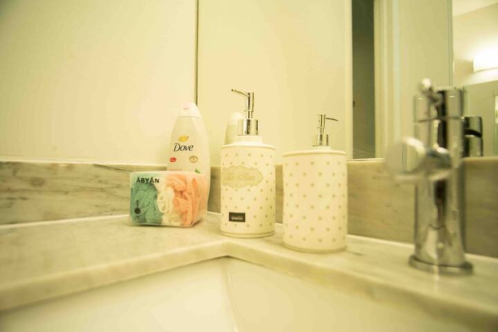 Luxurious modern 2/2.5 townhome getaway gallery image 2