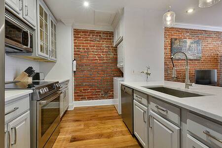 CBD w/ Balcony steps to Bourbon Street