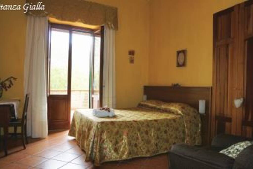 la camera gialla con bagno interno e balconcino