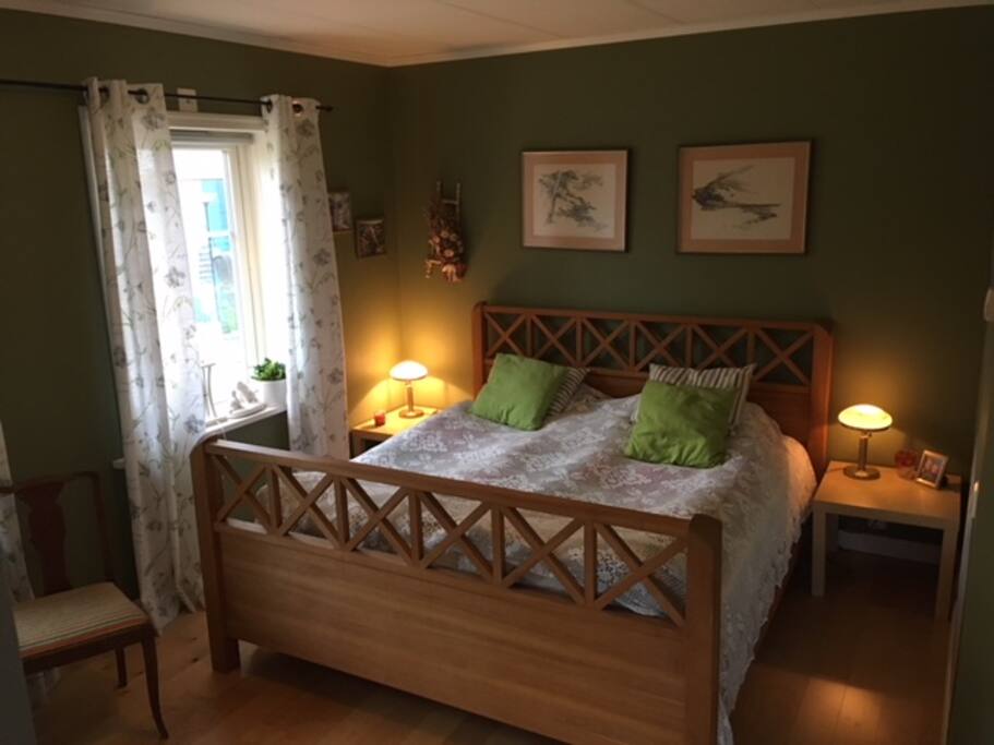 Eget rum med dubbelsäng och plats för två extrasängar eller en extrasäng och en spjälsäng.