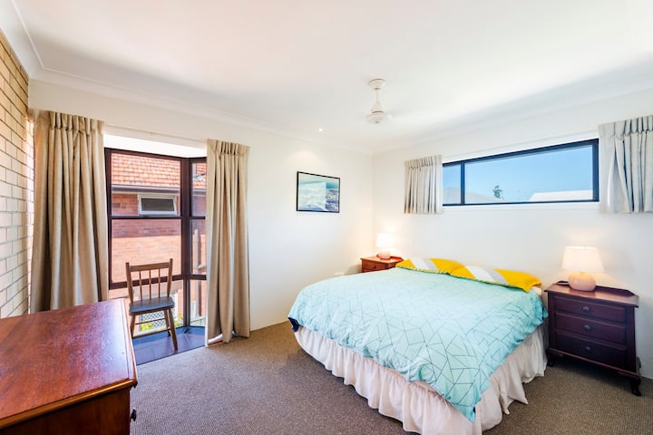 מיטת הורים כמיטת קווין וסוויטה קומפקטית. 