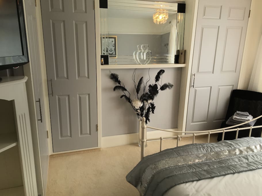 Double Room and Wardrobe space