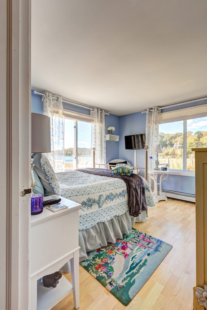 ห้องนอนชั้นแรกพร้อมเตียงขนาดใหญ่และทีวีจอแบนตื่นมาพบกับวิวน้ำที่งดงาม