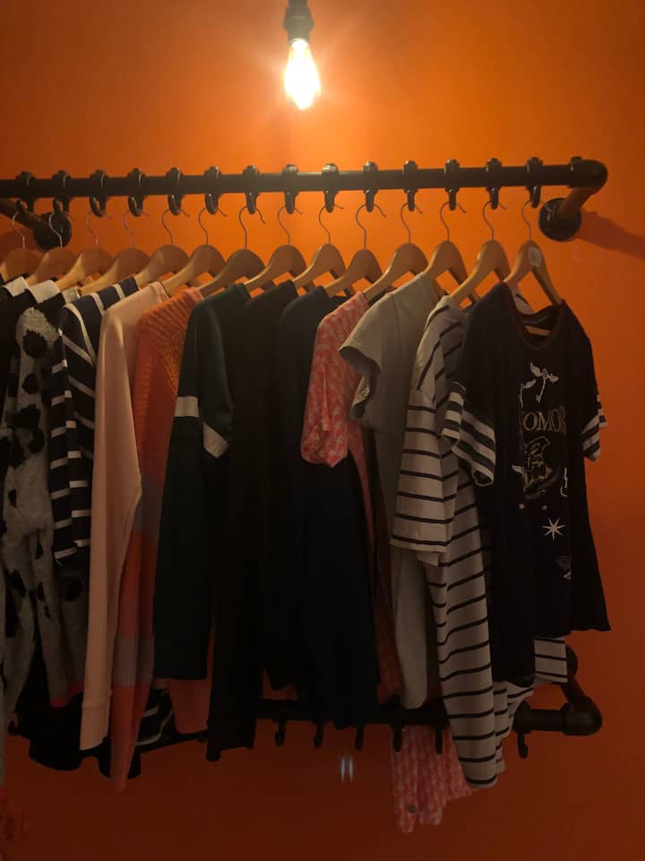 เราไม่ชอบที่คุณอยู่ในโรงแรมและมีไม้แขวนเสื้อเพียง 6 อันสำหรับเสื้อผ้าของเราใน Airbnb นี้เรามีพื้นที่มากมายให้แขวนเสื้อผ้าของคุณ 