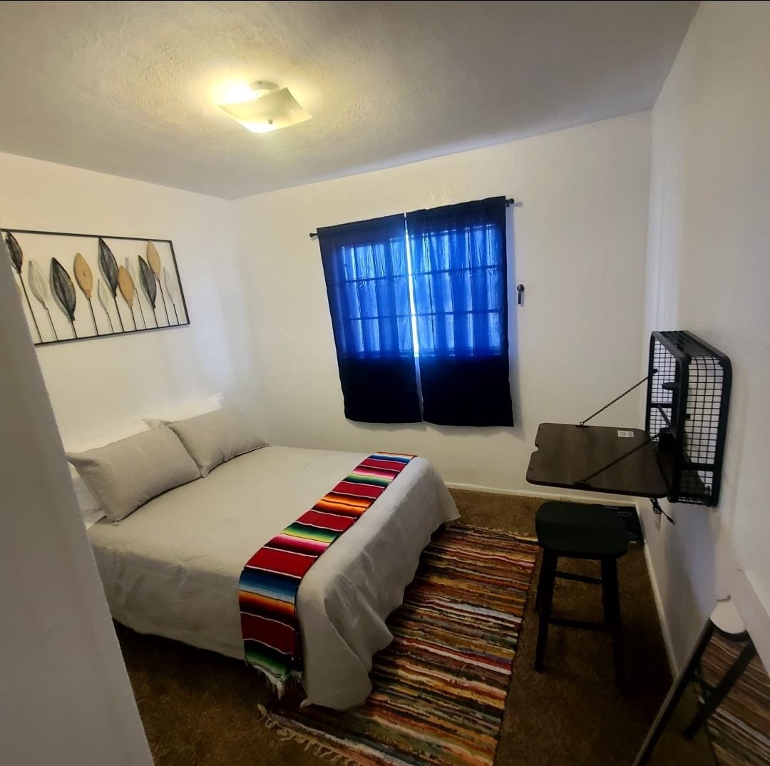 全尺寸床，配有可折叠/方便使用的办公桌