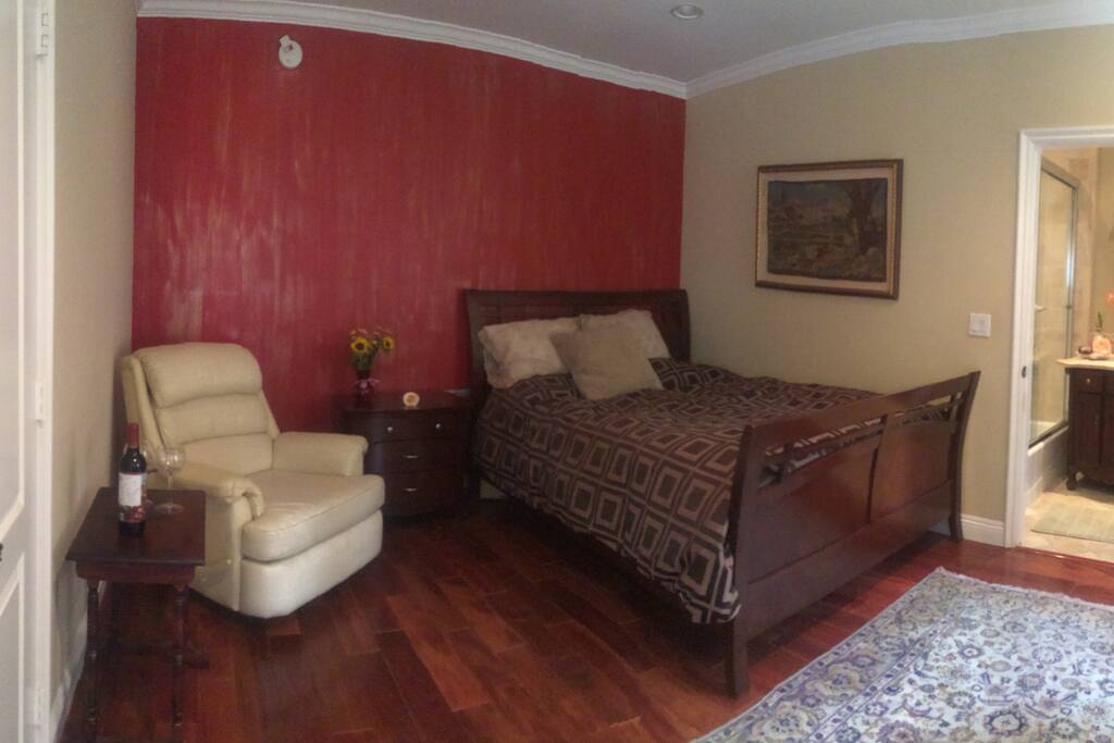 Queen size comfortable bed with ensuite full bath $85