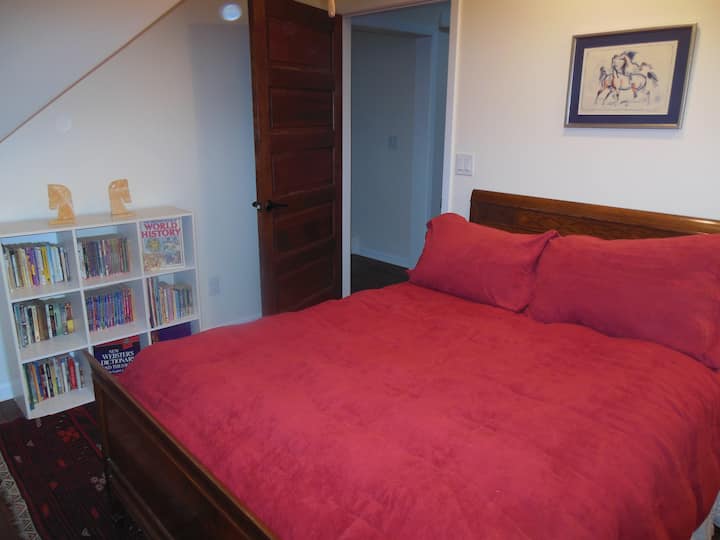 West Bdrm con cama tamaño queen.  Vacía el armario y los cajones.