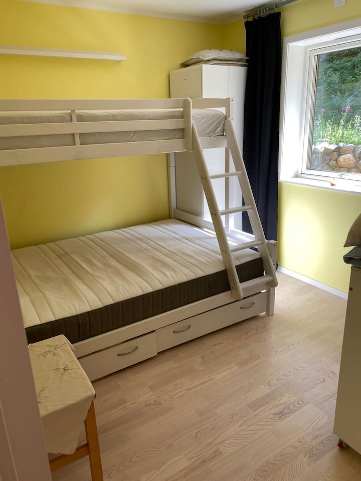 Spavaća soba s dovoljno prostora za 2 - 3 osobe.