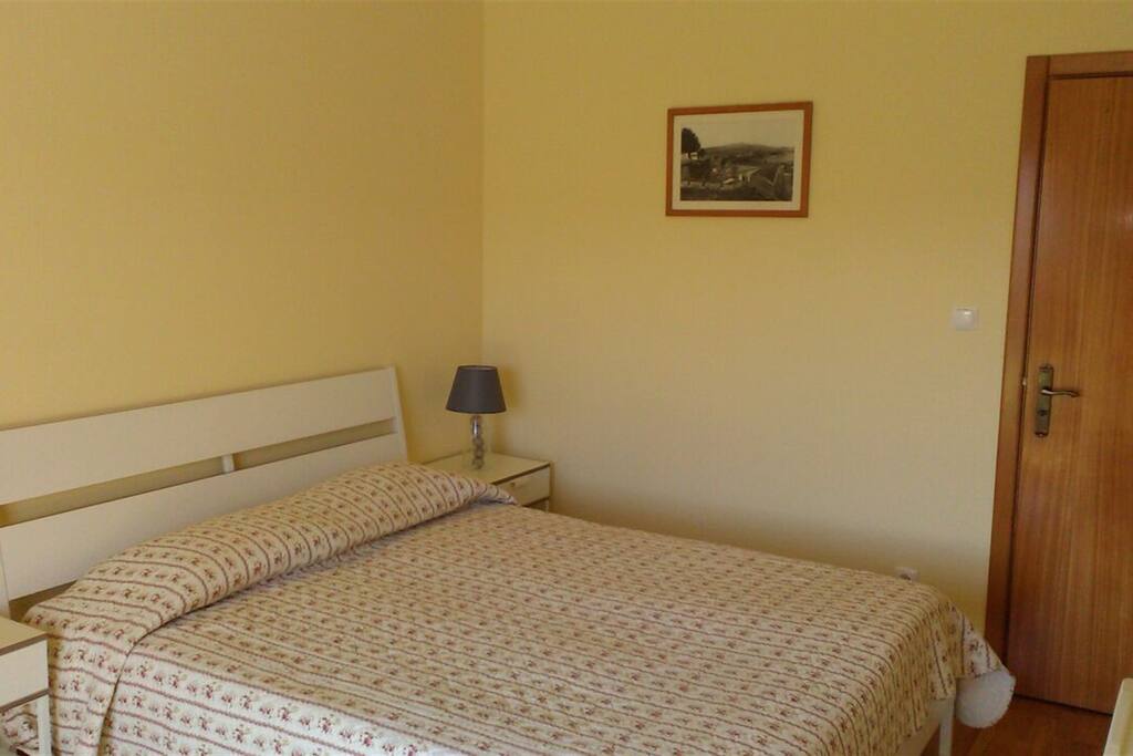 Quarto com cama de casal