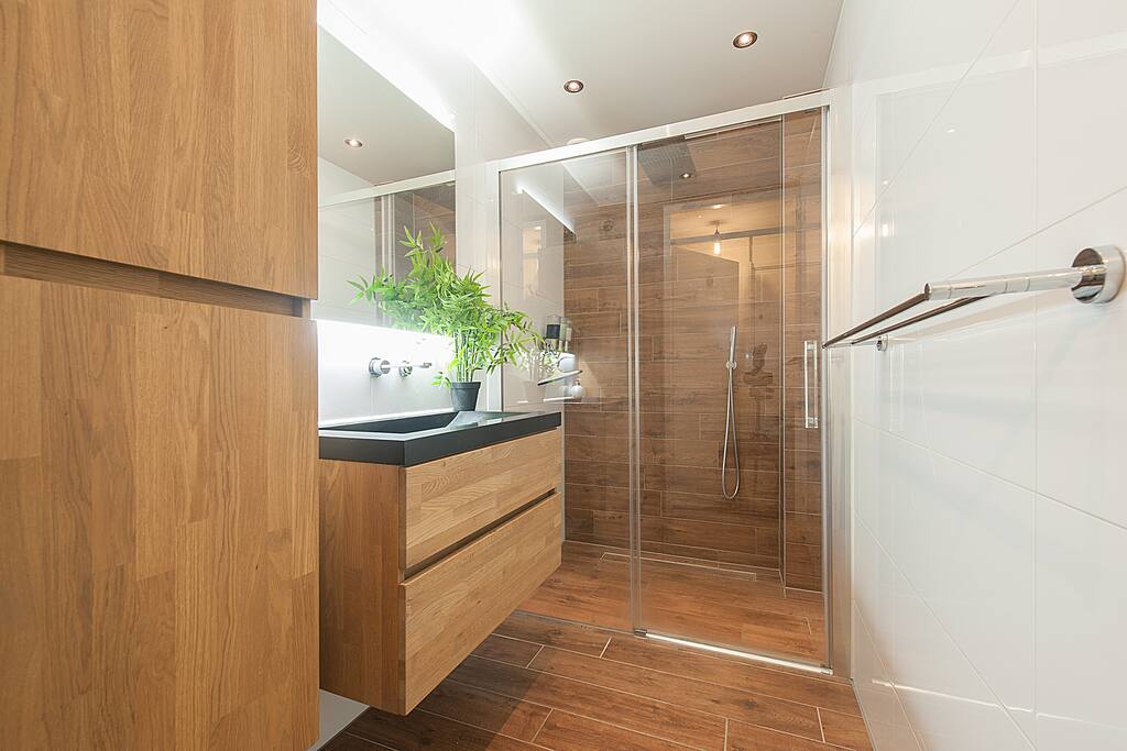 Shower with digital cranes and speaker to listen your favorite music