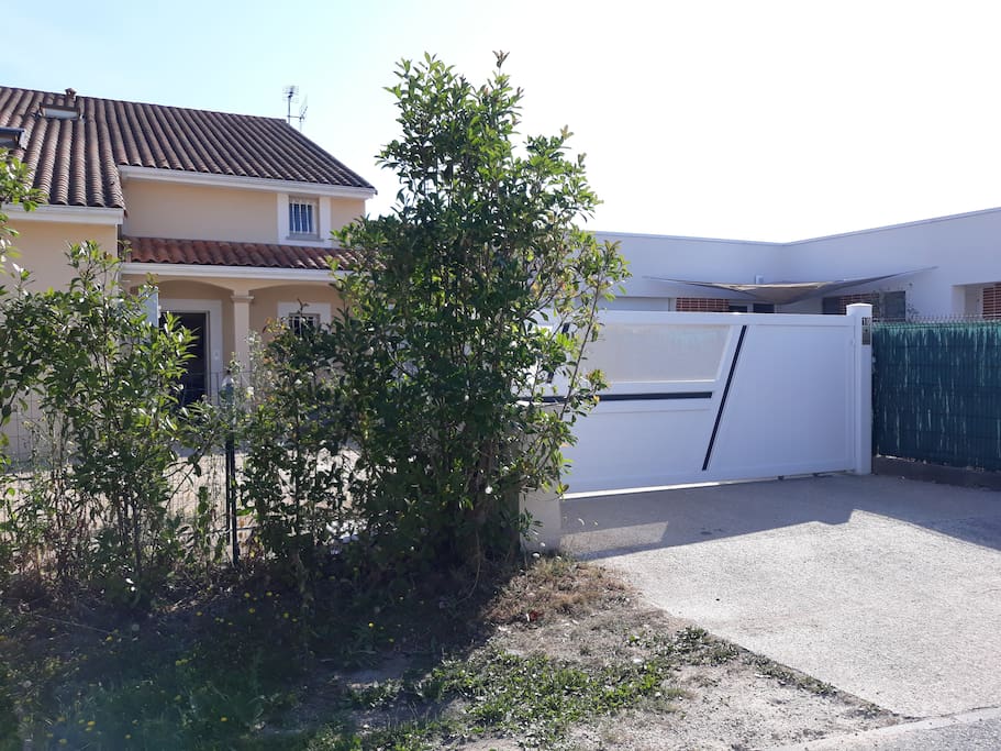 Devanture de la maison où se trouve le studio à accès indépendant.