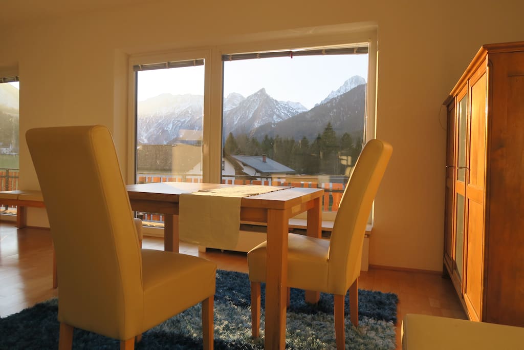 Wohnzimmer und Blick ins Gebirge