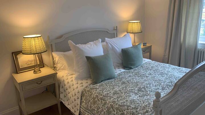 Veľká spálňa s manželskou posteľou King. 