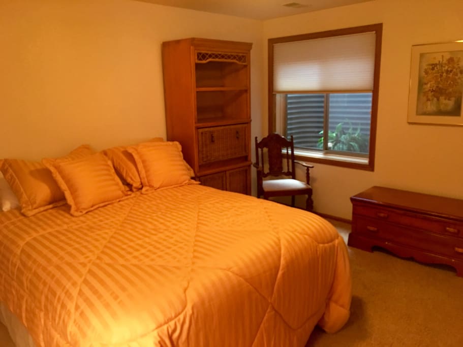 A really cozy queen size bed with a nice mattress and freshly cleaned linens. Clutter free cabinets for your use and an empty closet ready for your things.