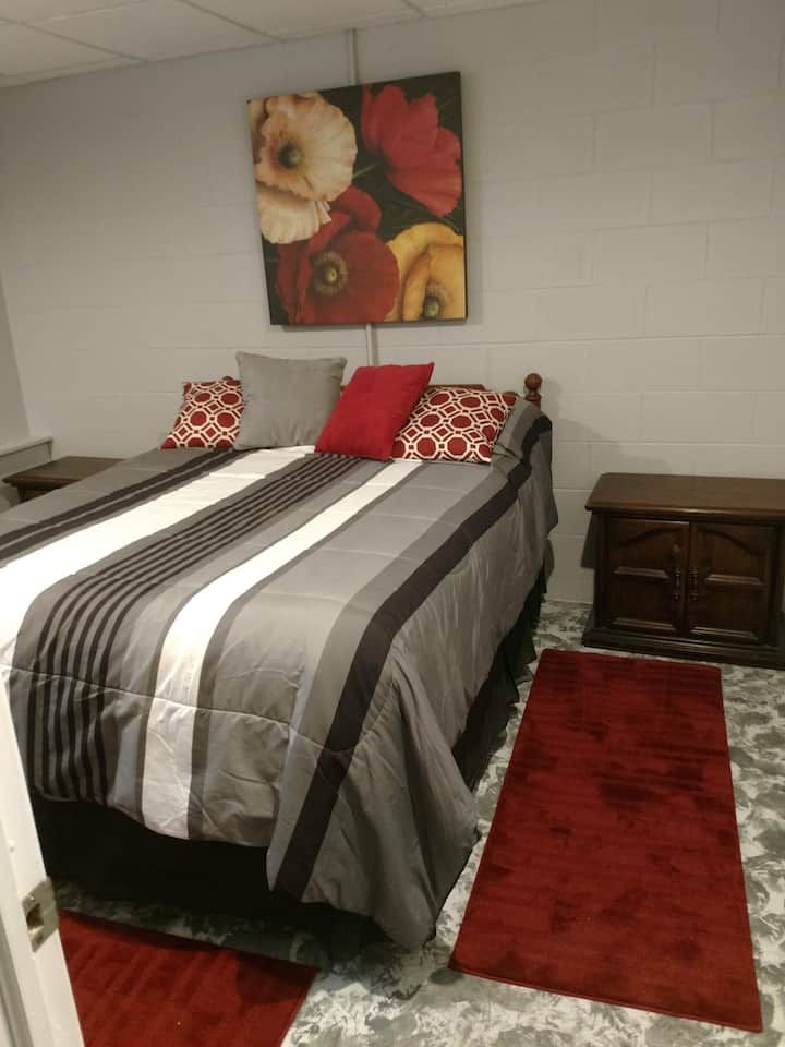 Cama tamaño queen a estrenar con un pequeño armario. Tiene un aparador con 5 cajones. Dos mesitas de noche con dos cajones cada una.