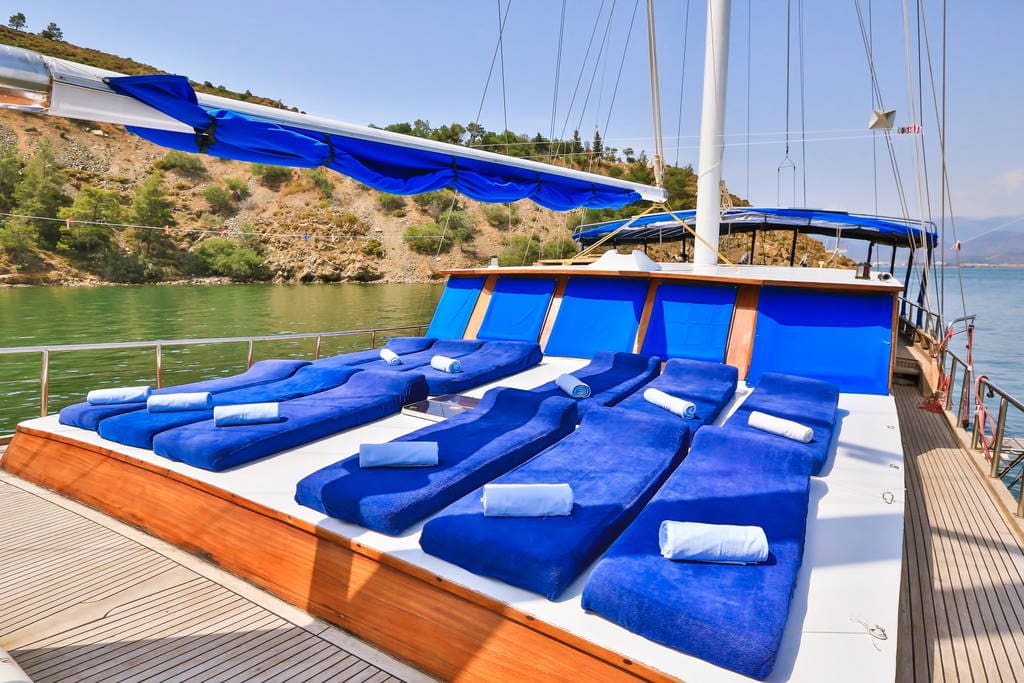 Above the sun loungers, a rollable shade is adjustable depending on who wants sunshine or protection