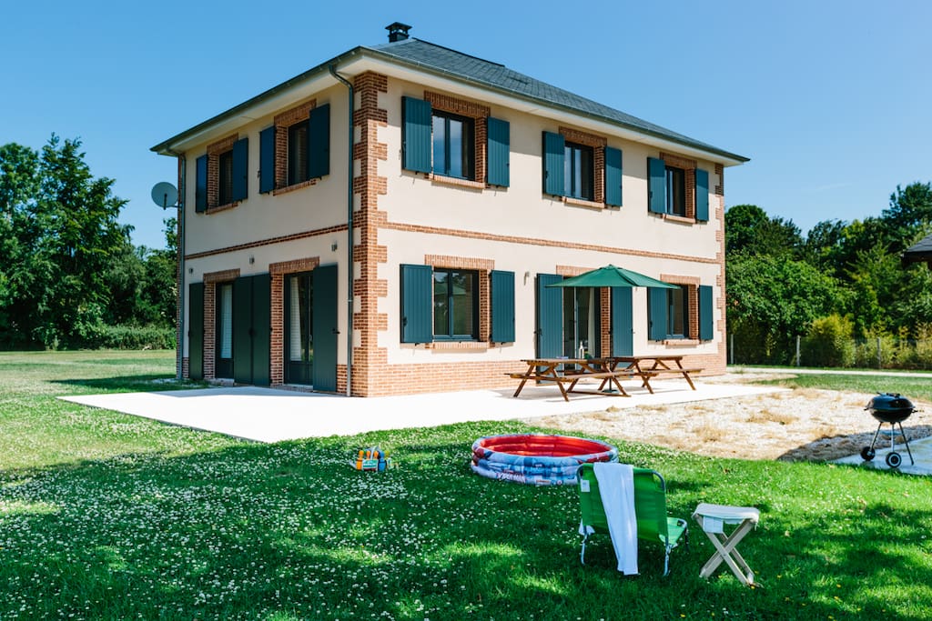 Paddling pool and BBQ for guests to use