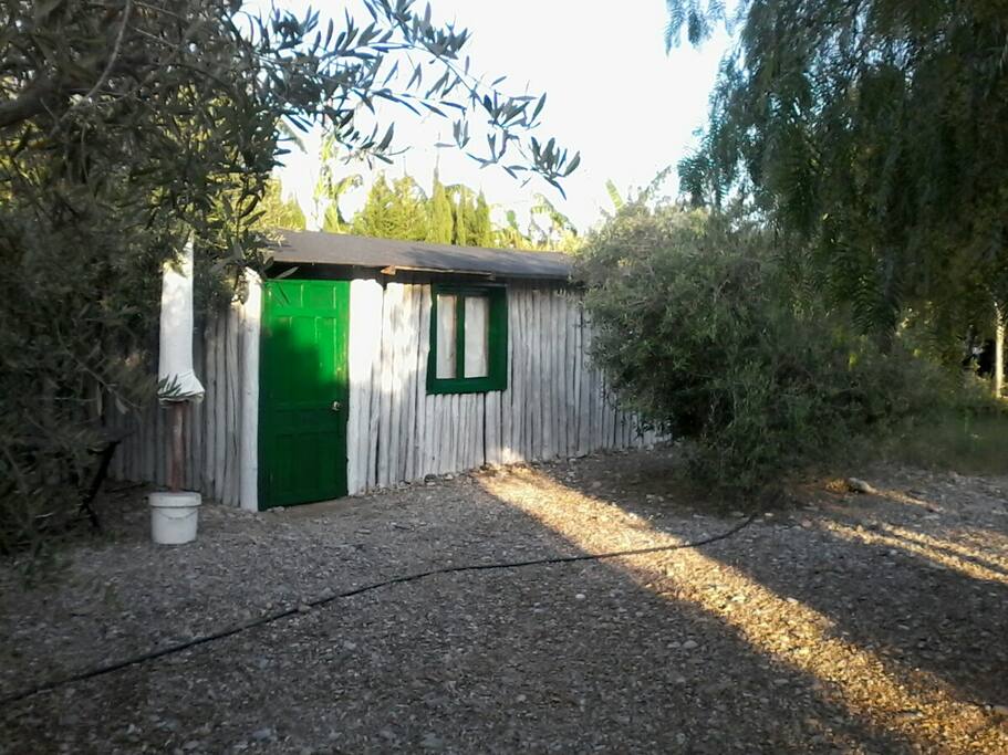PUERTA Y FACHADA NDE LA CASETA