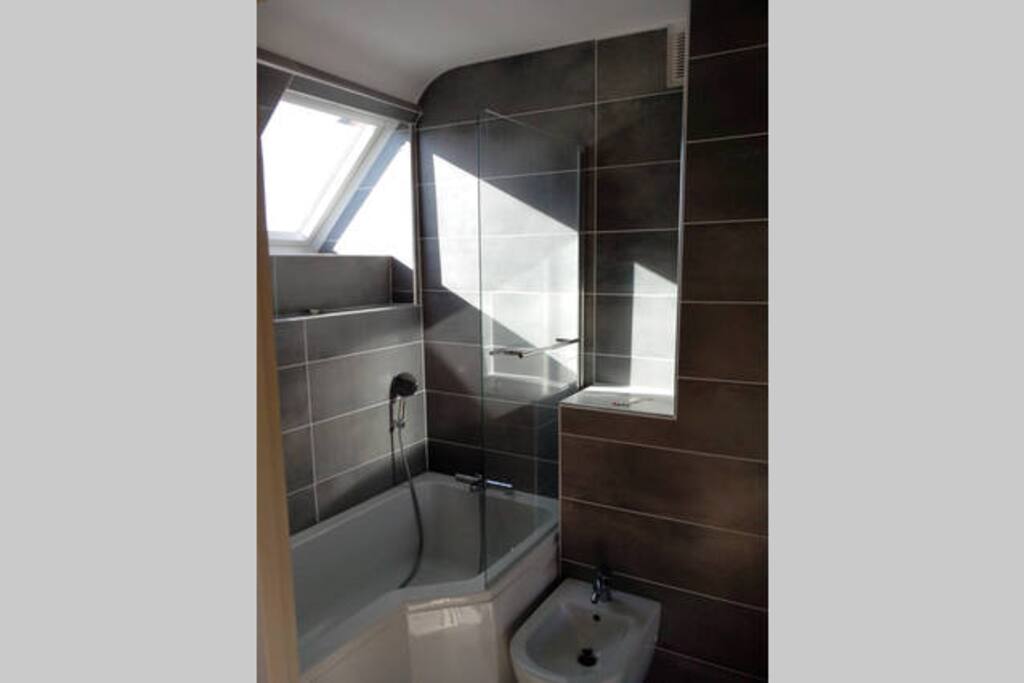 SALLE DE BAIN ÉTAGE PLEIN SUD
