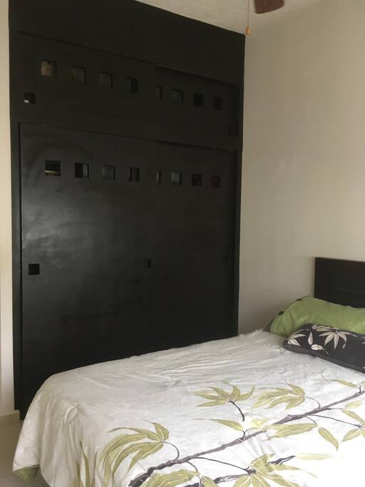 Amplio closet con 4 cajones granes y área para colgar ropa