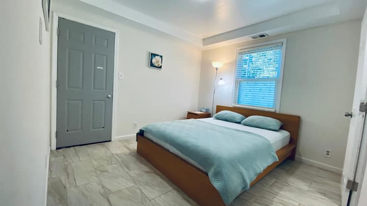 Cuarto dormitorio en la parte inferior con solo 4 escalones.