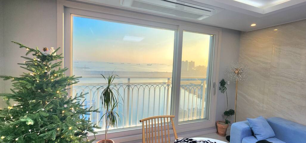 Right in front of Ulsan Sea, Daewangam, Ilsan Beach, Hyundai Heavy Industries, Netflix 55-inch