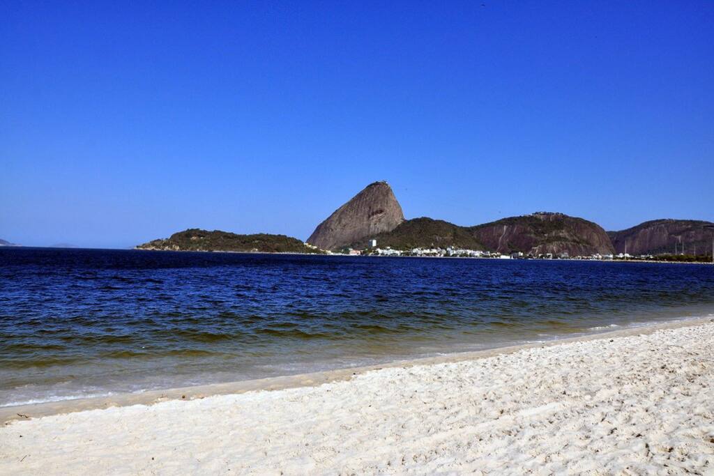 Praia do Flamengo, apenas dez minutos a pé.