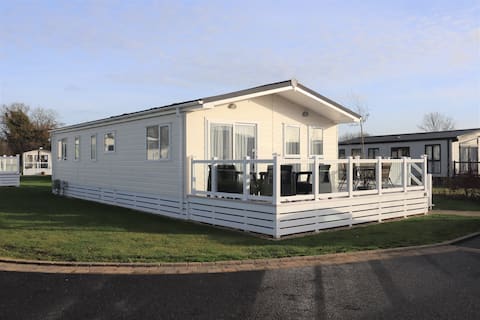 Popular Airbnb listing: Hoburne cotswolds Water Park Lodge in South Cerney