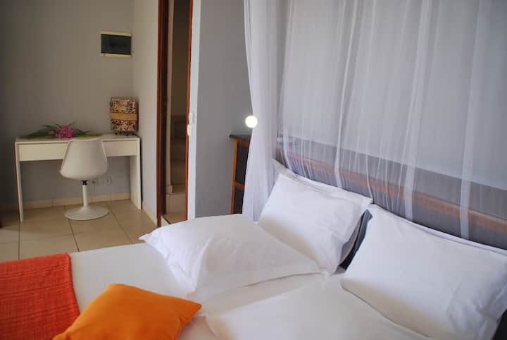 La chambre N-1 au niveau -1, grand lit queen size