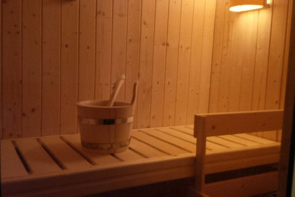 Sauna finlandese, con pietre laviche, clessidra del tempo per 15 minuti di relax, luce emozionale, cabina doccia. Accessibile previa prenotazione